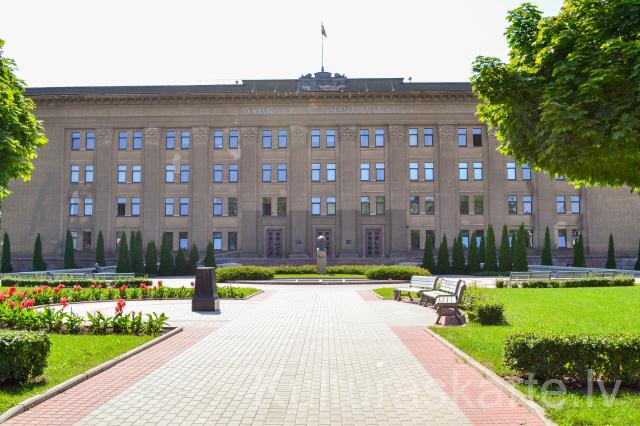 Daugavpils Universitātes skvērs, Saules pulkstenis